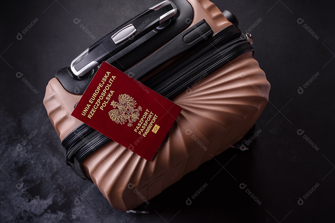 Passaporte sobre uma mala de viagem em mesa de concreto