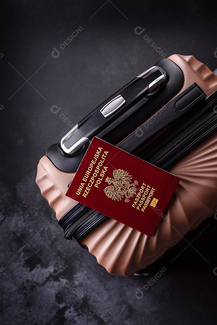 Passaporte sobre uma mala de viagem em mesa de concreto