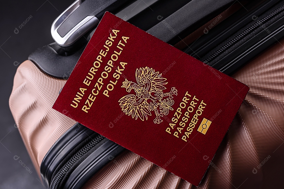 Passaporte sobre uma mala de viagem em mesa de concreto