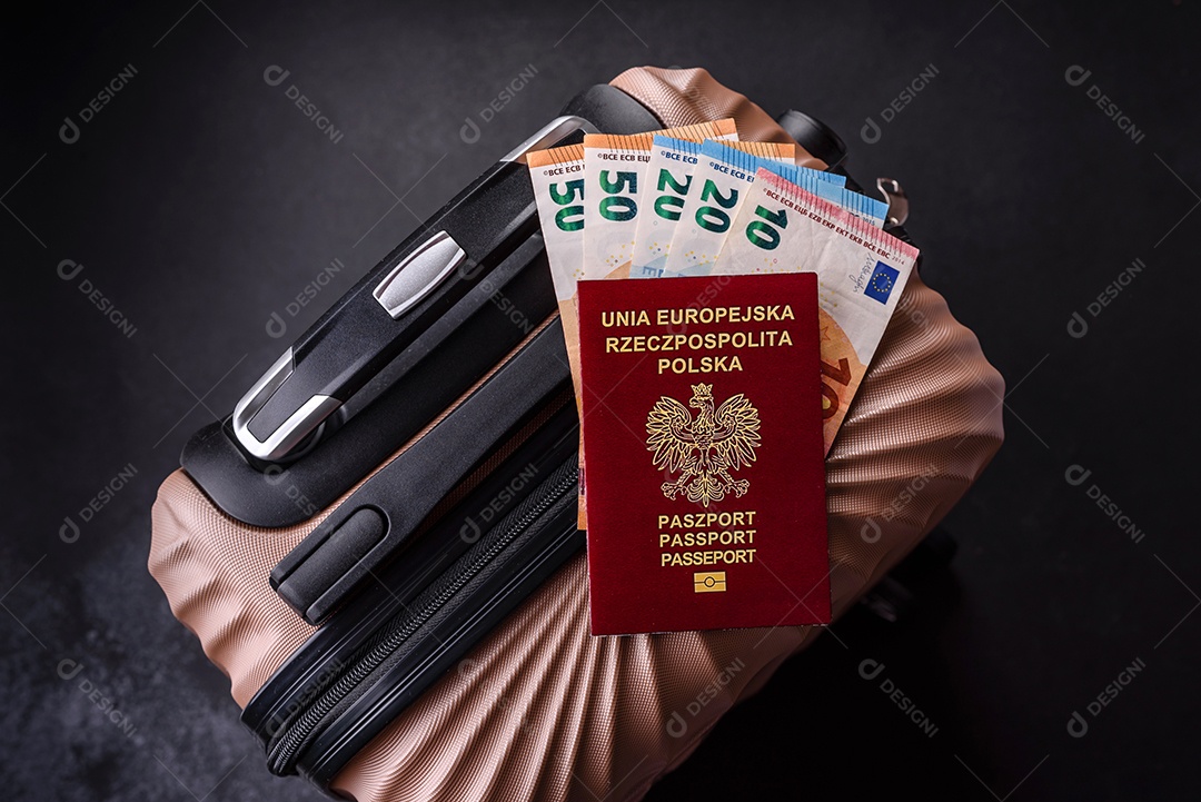 Passaporte sobre uma mala de viagem ao lado de dinheiro