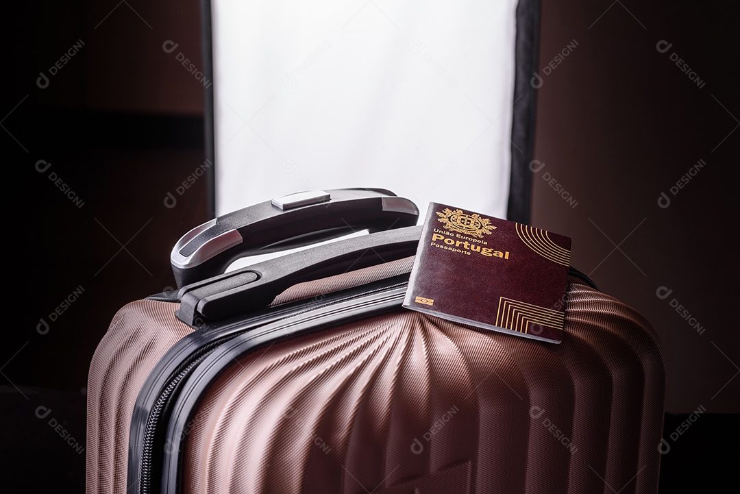 Passaporte sobre uma mala de viagem em mesa de concreto