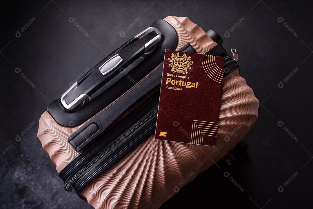 Passaporte sobre uma mala de viagem em mesa de concreto