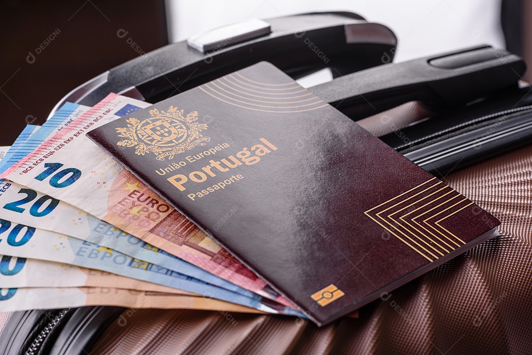 Passaporte sobre uma mala de viagem ao lado de dinheiro