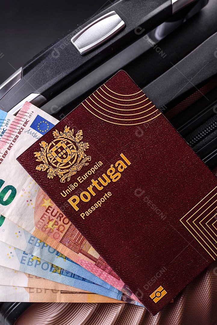 Passaporte sobre uma mala de viagem em mesa de concreto