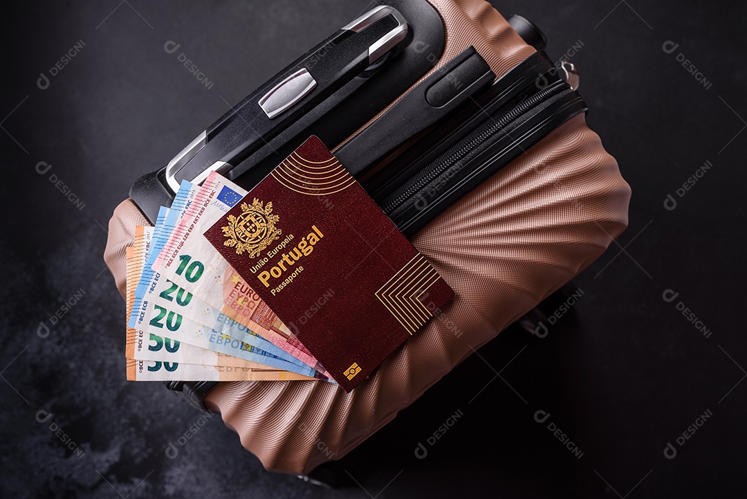 Passaporte sobre uma mala de viagem ao lado de dinheiro