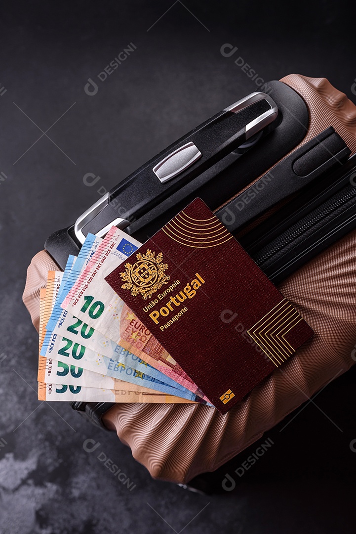 Passaporte sobre uma mala de viagem ao lado de dinheiro