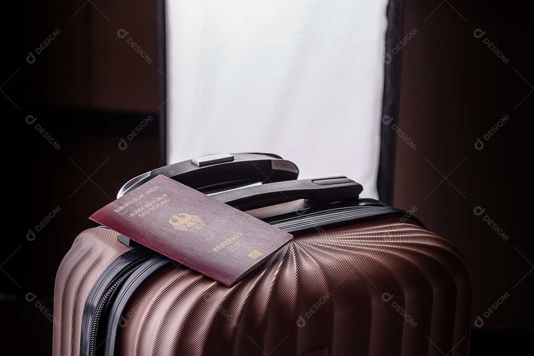 Passaporte sobre uma mala de viagem