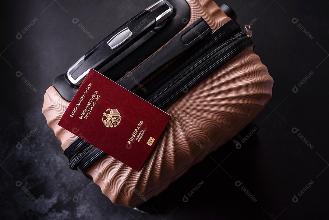Passaporte sobre uma mala de viagem em mesa de concreto