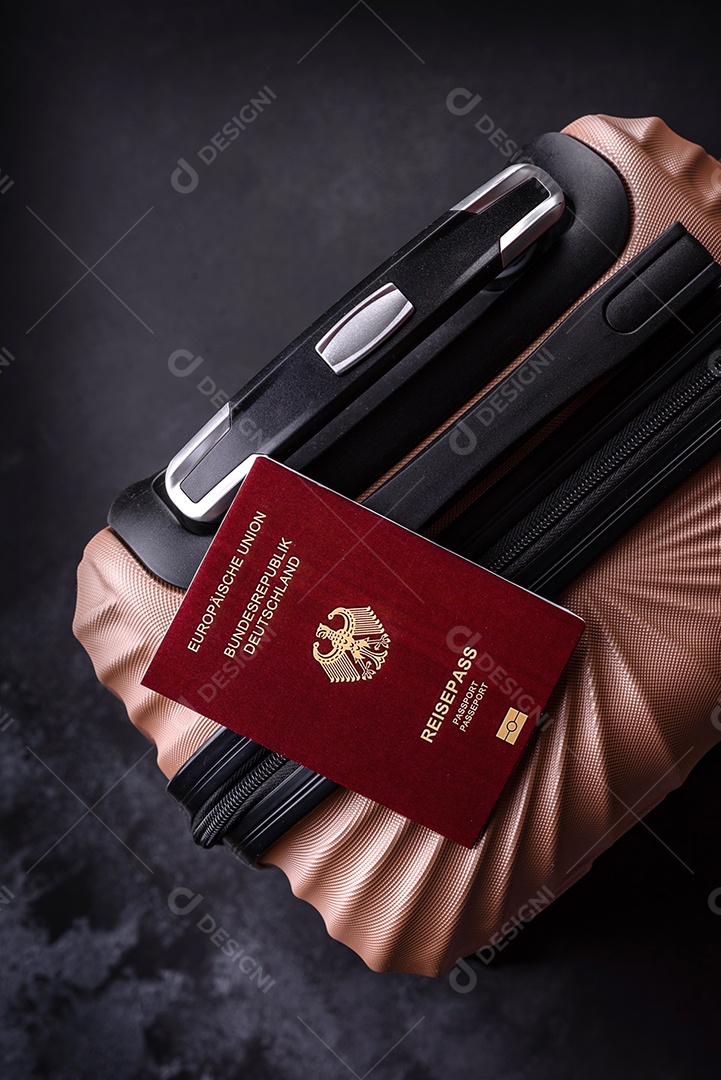 Passaporte sobre uma mala de viagem em mesa de concreto