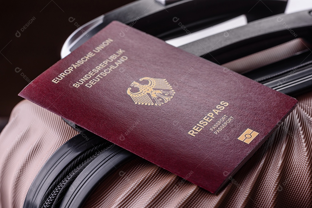 Passaporte sobre uma mala de viagem em mesa de concreto