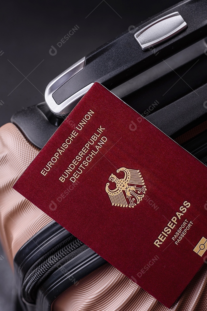 Passaporte sobre uma mala de viagem em mesa de concreto