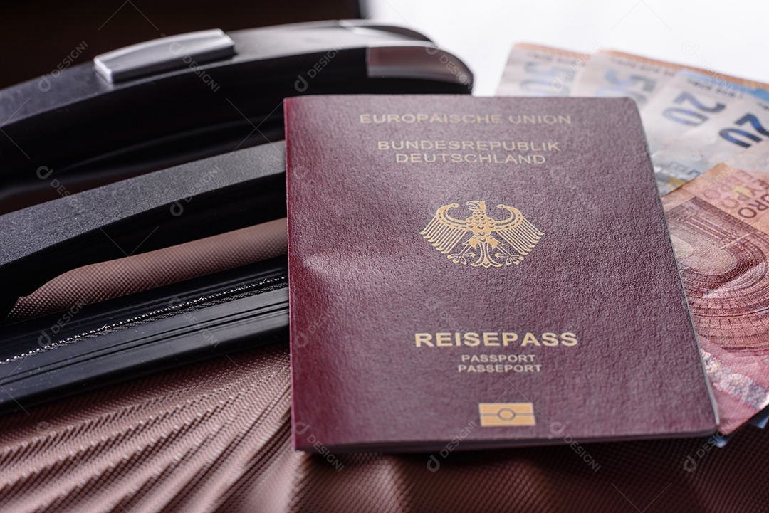 Passaporte sobre uma mala de viagem ao lado de dinheiro