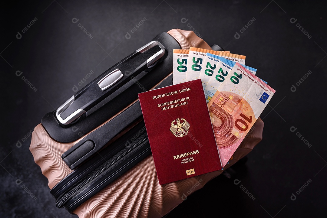 Passaporte sobre uma mala de viagem ao lado de dinheiro