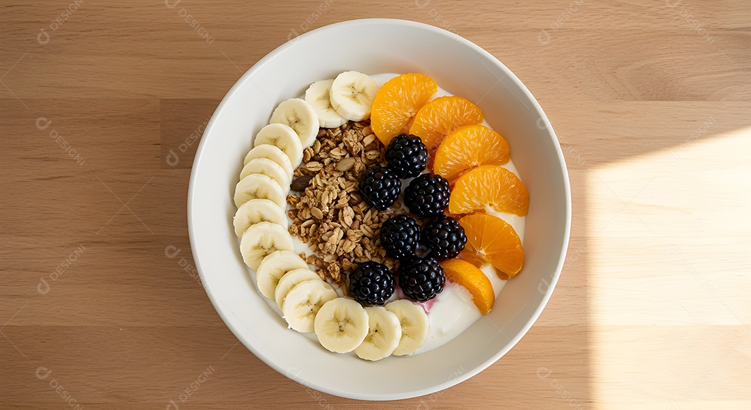 Frutas saborosas deliciosas em uma tigela mesa madeira