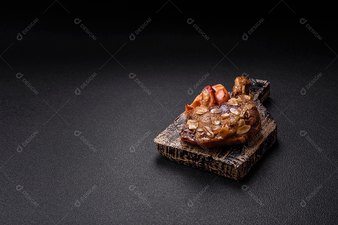 Coxa de frango assado em uma mesa de concreto