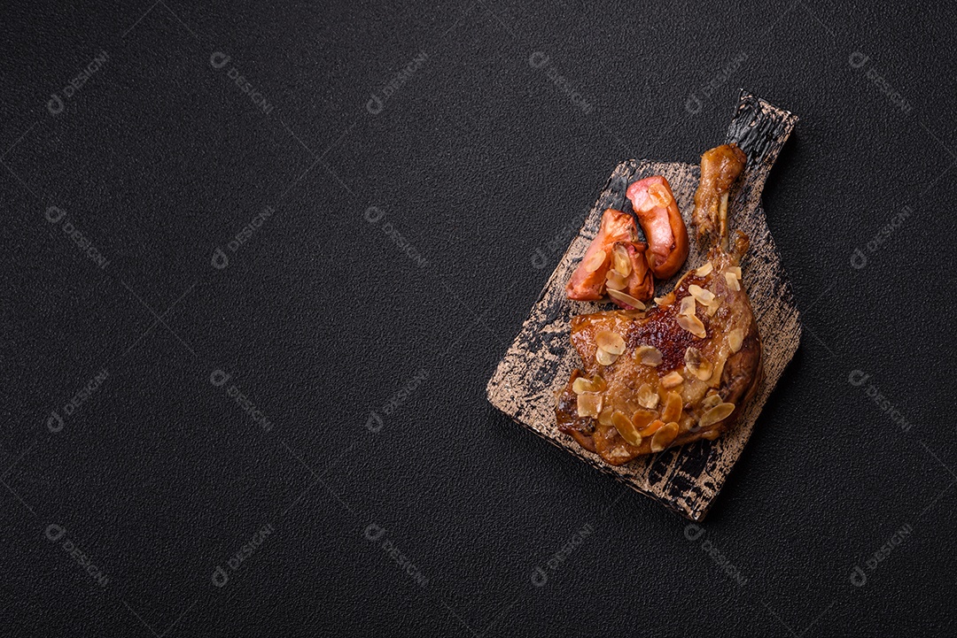 Coxa de frango assado em uma mesa de concreto