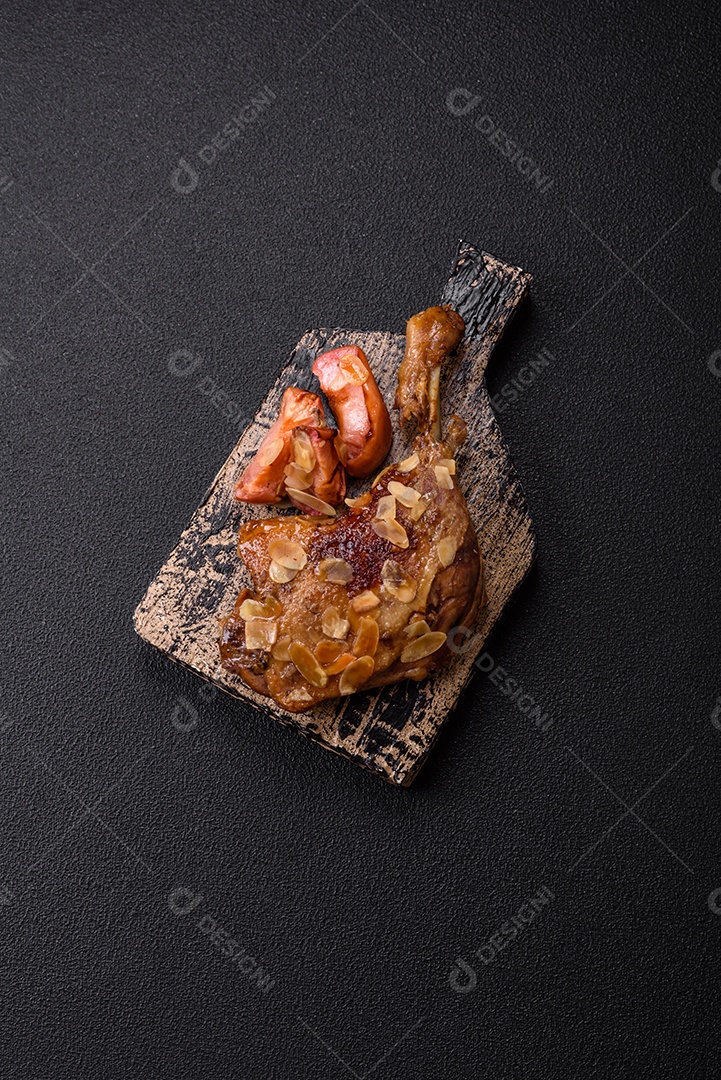 Coxa de frango assado em uma mesa de concreto