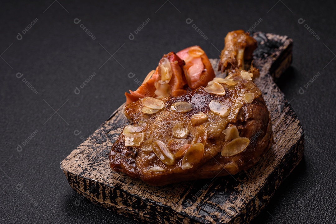 Coxa de frango assado em uma mesa de concreto
