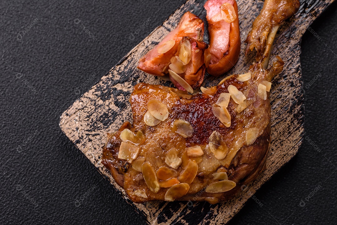 Coxa de frango assado em uma mesa de concreto