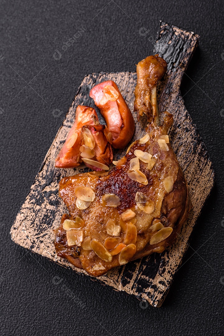 Coxa de frango assado em uma mesa de concreto