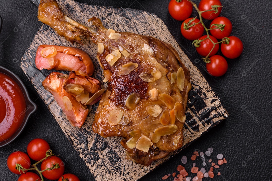 Coxa de frango assado em uma mesa de concreto