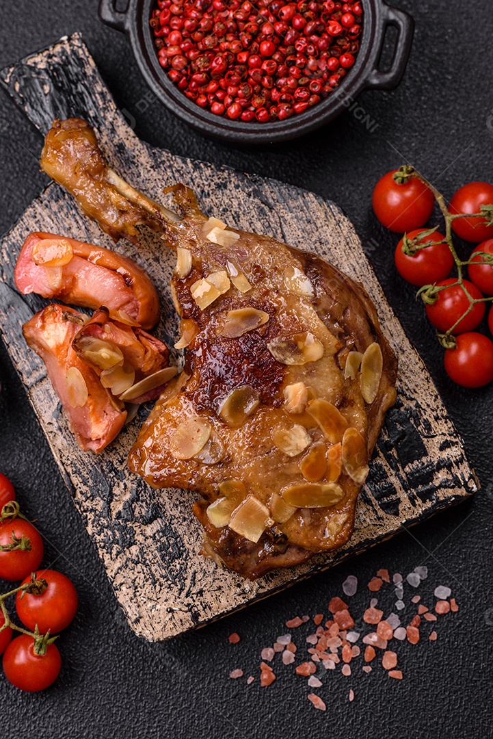 Coxa de frango assado em uma mesa de concreto