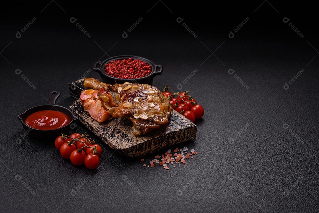 Coxa de frango assado em uma mesa de concreto