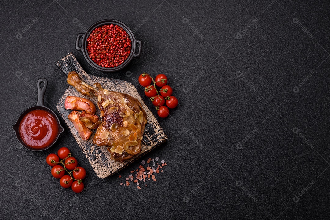 Coxa de frango assado em uma mesa de concreto