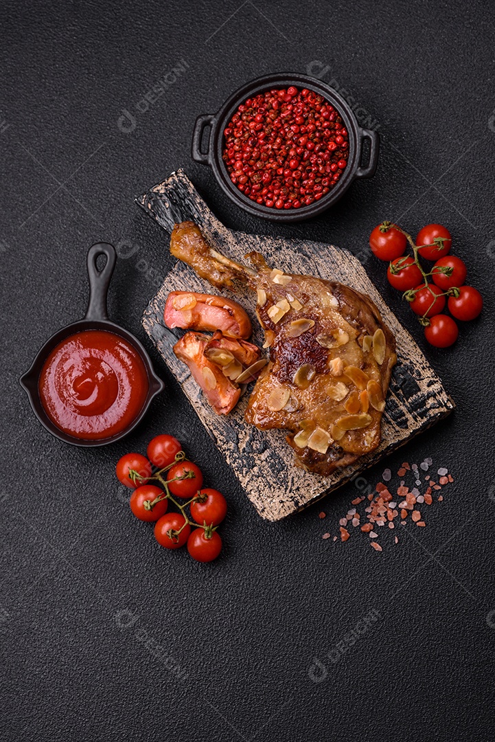 Coxa de frango assado em uma mesa de concreto