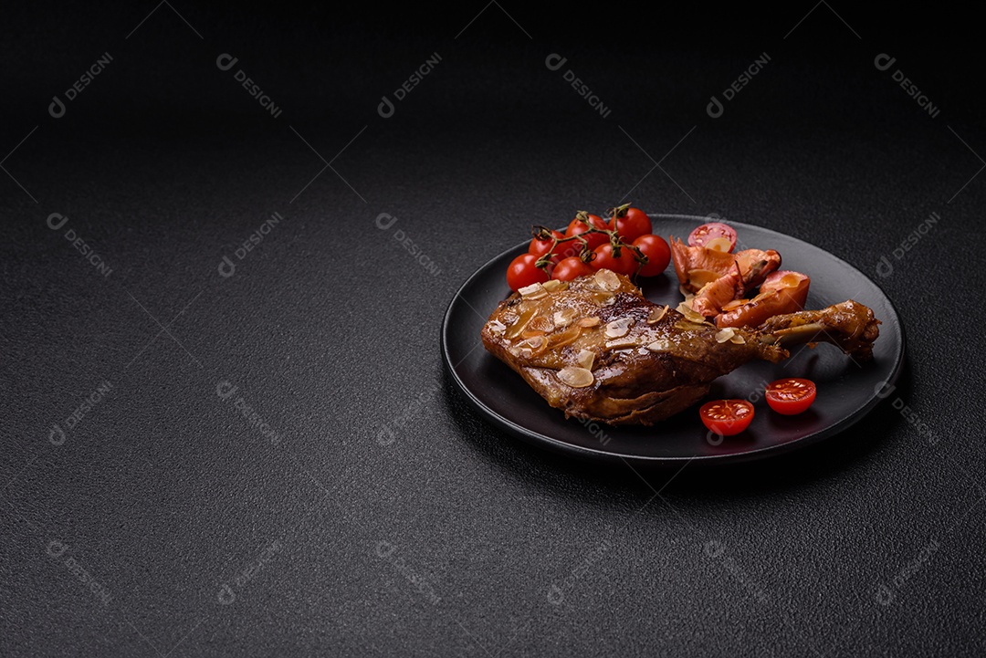 Coxa de frango assado em uma mesa de concreto