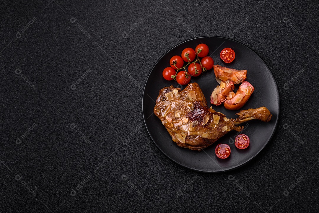 Coxa de frango assado em uma mesa de concreto