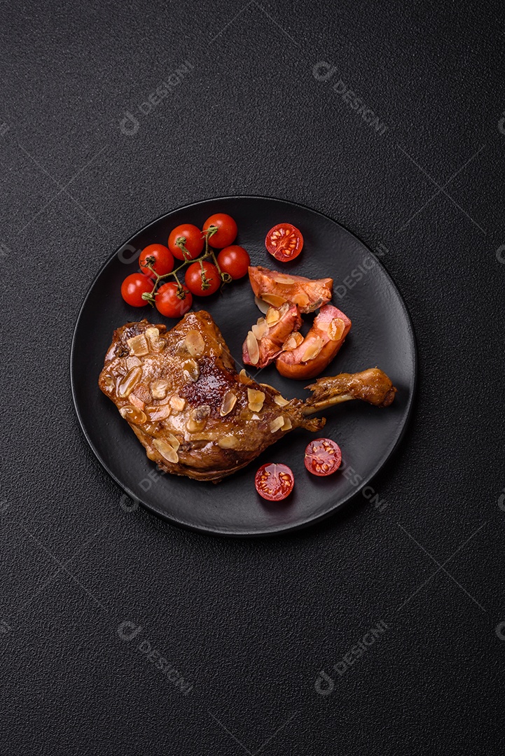 Coxa de frango assado em uma mesa de concreto