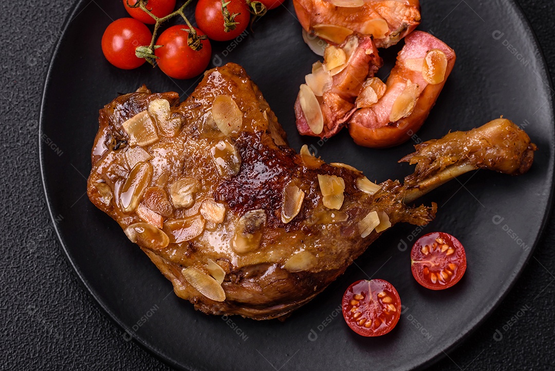 Coxa de frango assado em uma mesa de concreto