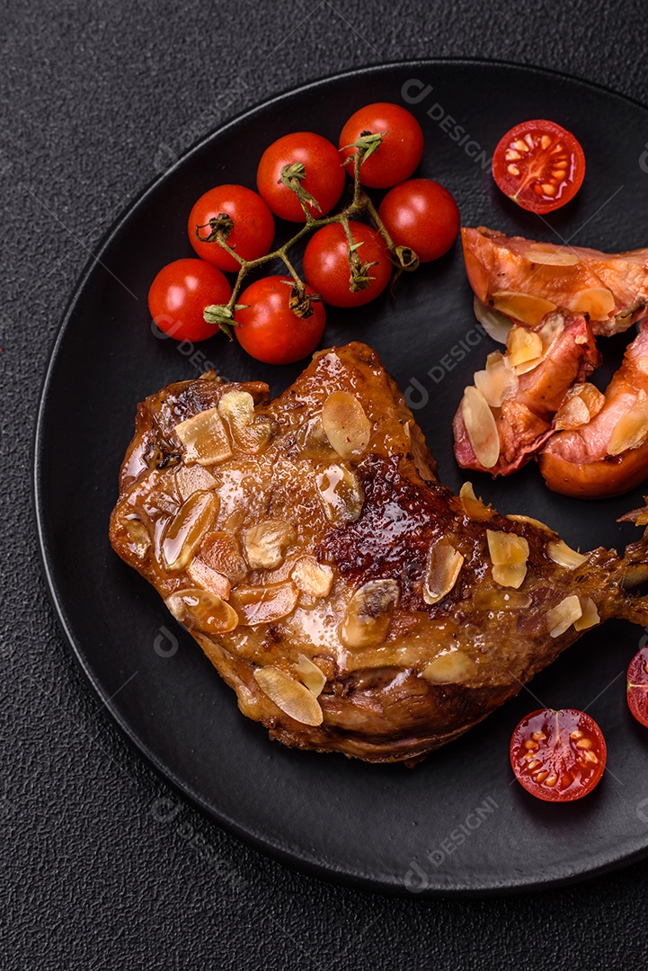 Coxa de frango assado em uma mesa de concreto