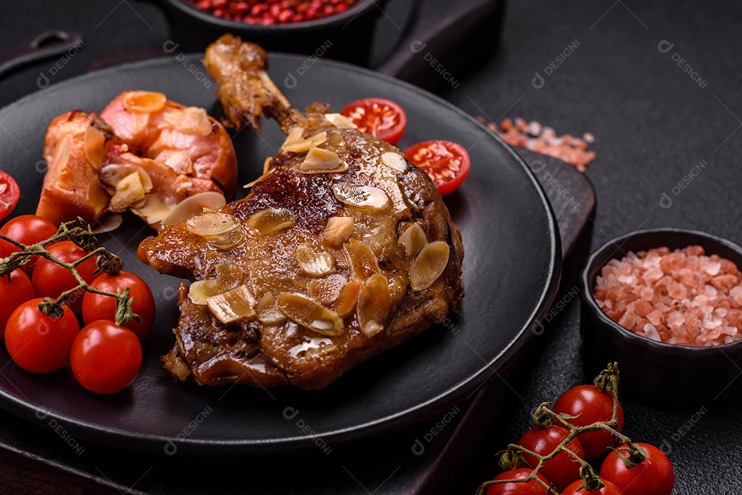 Coxa de frango assado em uma mesa de concreto