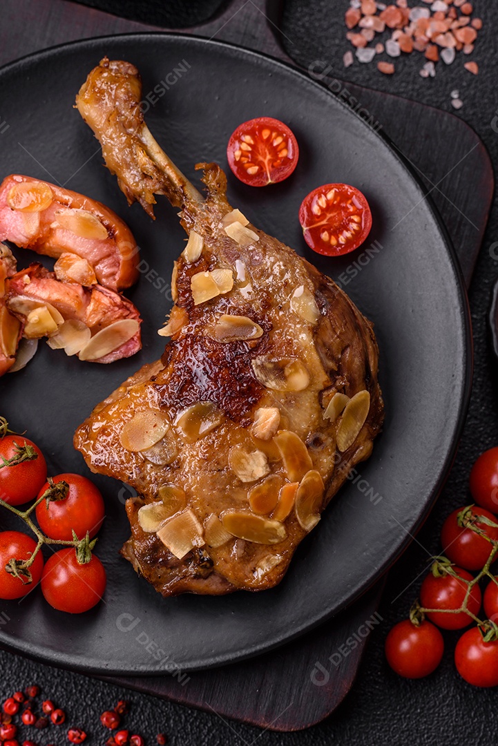 Coxa de frango assado em uma mesa de concreto