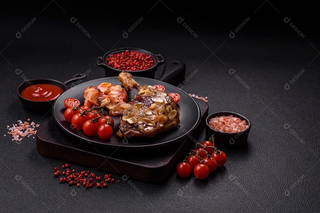 Coxa de frango assado em uma mesa de concreto
