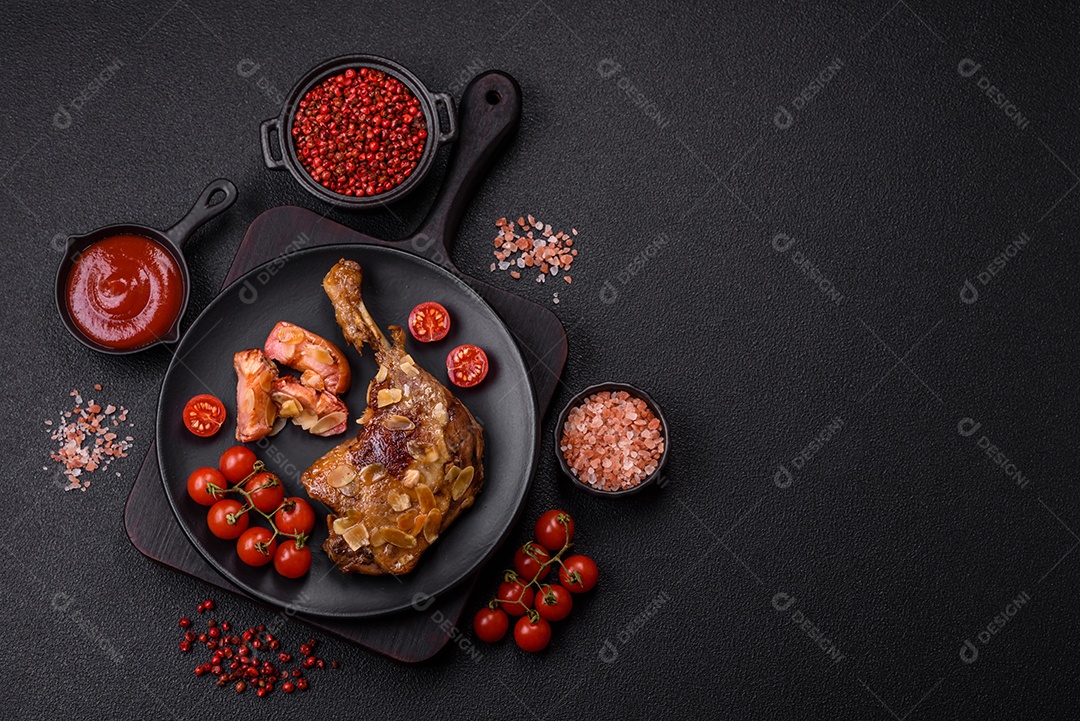 Coxa de frango assado em uma mesa de concreto