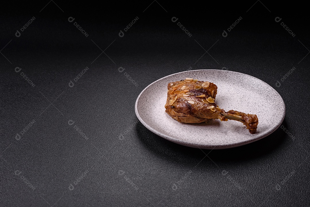 Coxa de frango assado em uma mesa de concreto