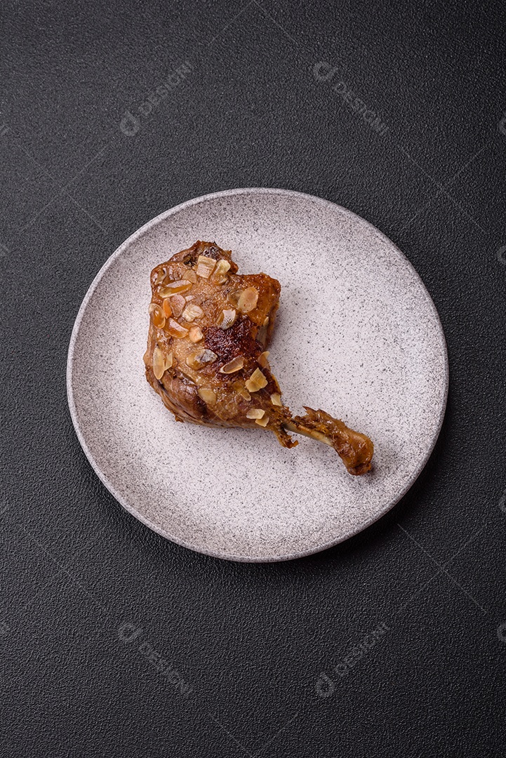 Coxa de frango assado em uma mesa de concreto