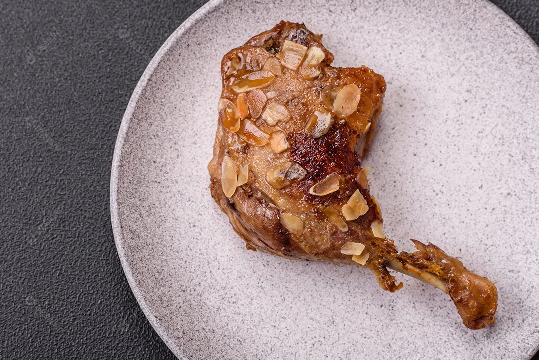 Coxa de frango assado em uma mesa de concreto