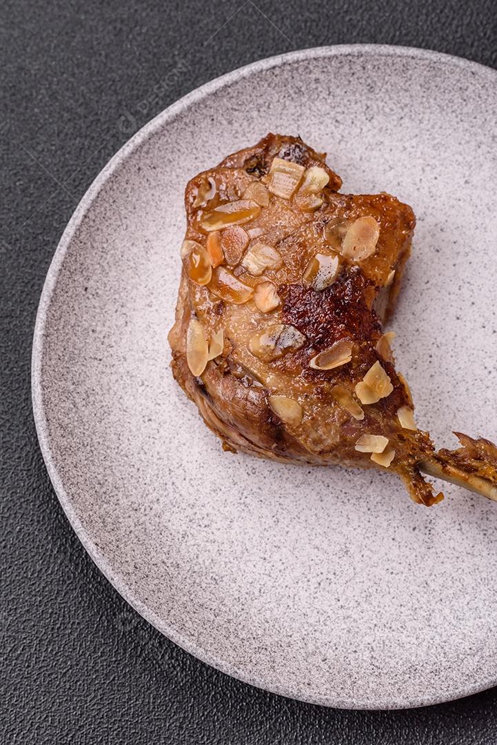 Coxa de frango assado em uma mesa de concreto