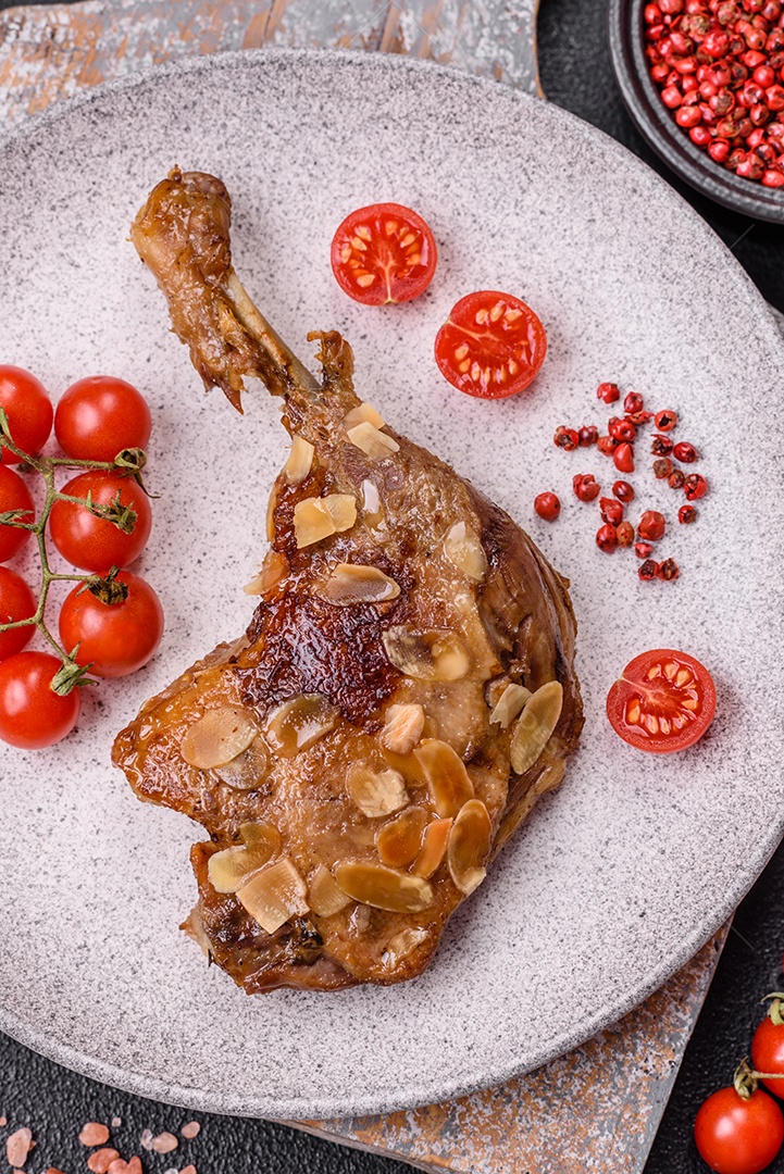 Coxa de frango assado em uma mesa de concreto