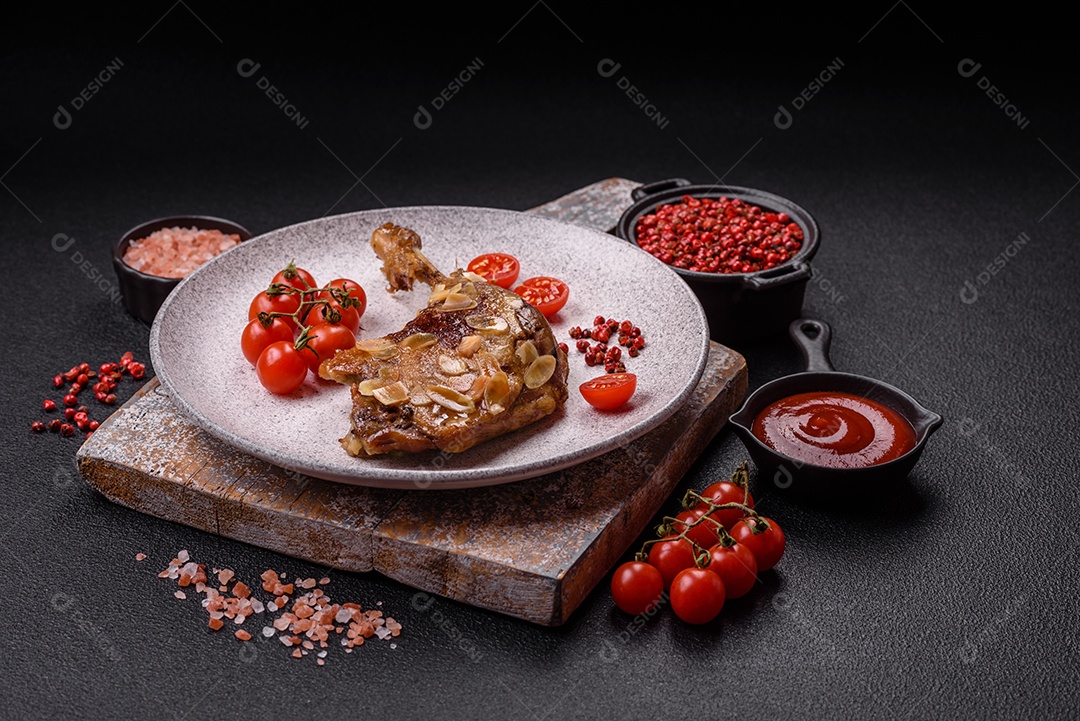 Coxa de frango assado em uma mesa de concreto