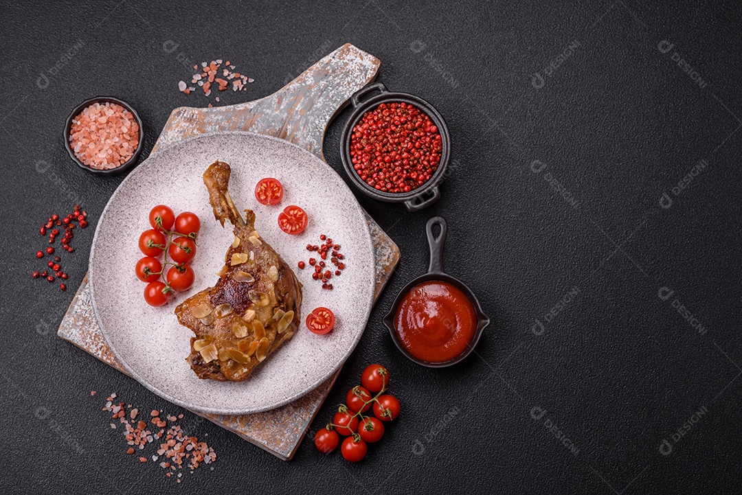 Coxa de frango assado em uma mesa de concreto