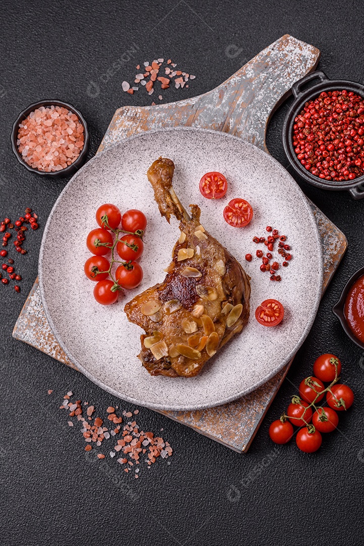 Coxa de frango assado em uma mesa de concreto