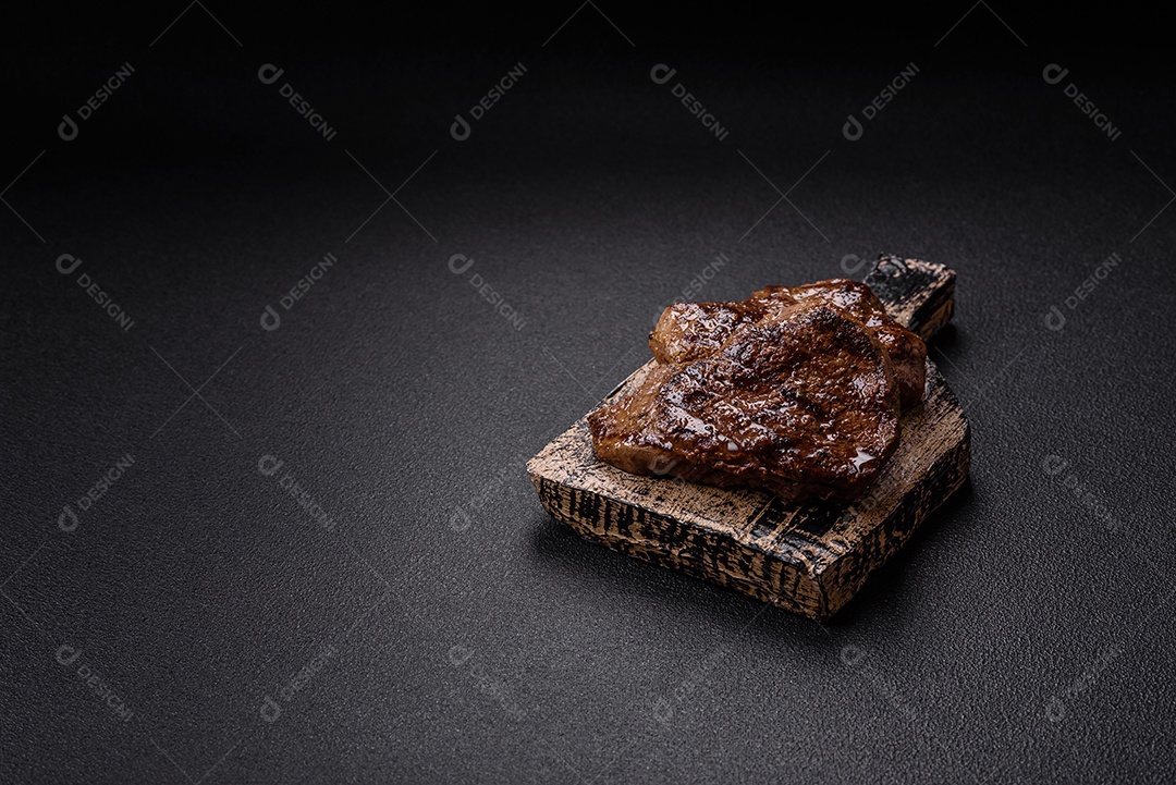 Coxa de frango assado em uma mesa de concreto