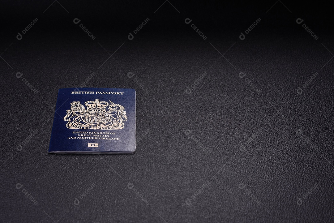 Passaporte britânico em uma mesa de concreto
