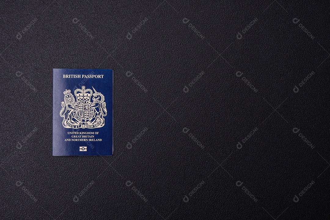 Passaporte britânico em uma mesa de concreto