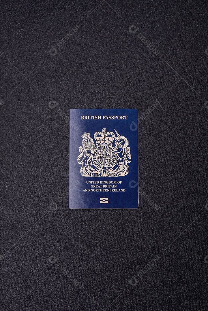 Passaporte britânico em uma mesa de concreto